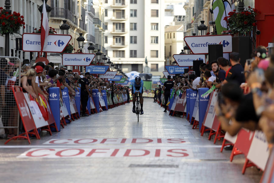 Málaga es protagonista en la Vuelta Ciclista España 2018. La etapa inicial y hasta otras tres tocan tierras malagueñas en una edición en la que hasta la canción oficial es de una malagueña. Aquí recogemos las mejores imágenes del paso por Málaga