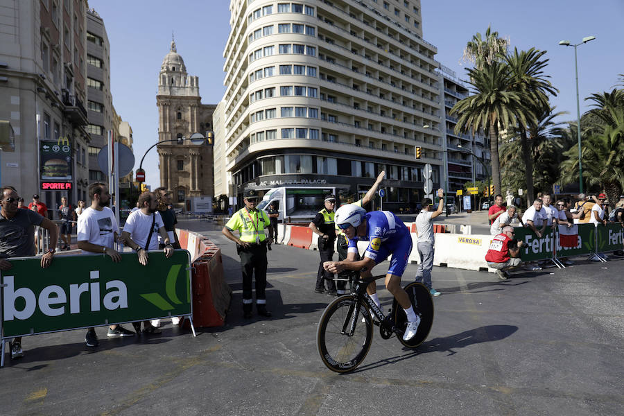 Málaga es protagonista en la Vuelta Ciclista España 2018. La etapa inicial y hasta otras tres tocan tierras malagueñas en una edición en la que hasta la canción oficial es de una malagueña. Aquí recogemos las mejores imágenes del paso por Málaga