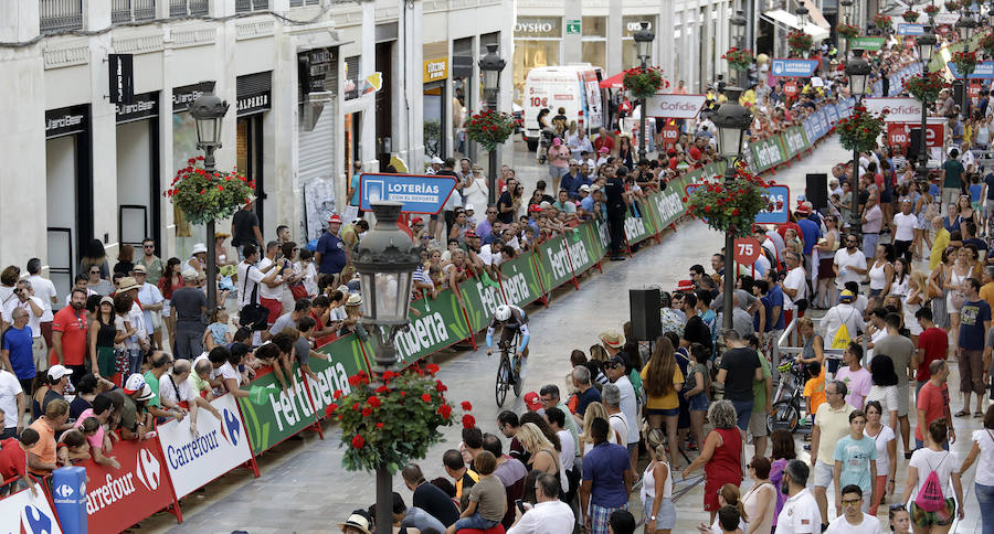 Málaga es protagonista en la Vuelta Ciclista España 2018. La etapa inicial y hasta otras tres tocan tierras malagueñas en una edición en la que hasta la canción oficial es de una malagueña. Aquí recogemos las mejores imágenes del paso por Málaga