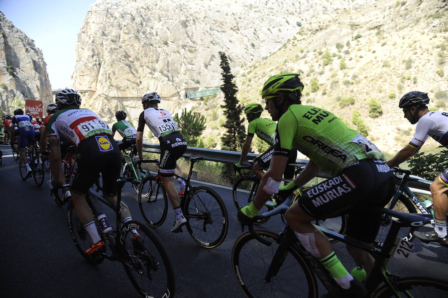 Málaga es protagonista en la Vuelta Ciclista España 2018. La etapa inicial y hasta otras tres tocan tierras malagueñas en una edición en la que hasta la canción oficial es de una malagueña. Aquí recogemos las mejores imágenes del paso por Málaga