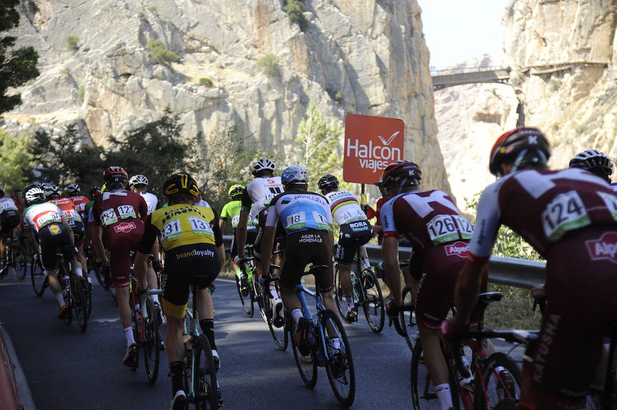 Málaga es protagonista en la Vuelta Ciclista España 2018. La etapa inicial y hasta otras tres tocan tierras malagueñas en una edición en la que hasta la canción oficial es de una malagueña. Aquí recogemos las mejores imágenes del paso por Málaga