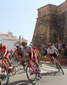 Imagen secundaria 2 - El pelotón a su paso por Marbella. Elías Bendodo y Joaquín Villanova junto a otras autoridades.Los corredores, en la Avenida Ramón y Cajal marbellí. 