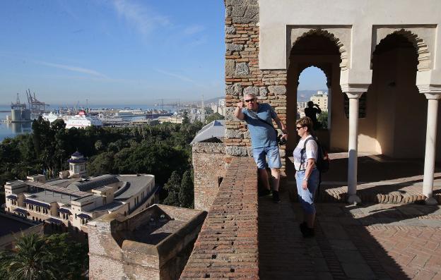 Turistas en La Alcazaba. :: S. salas