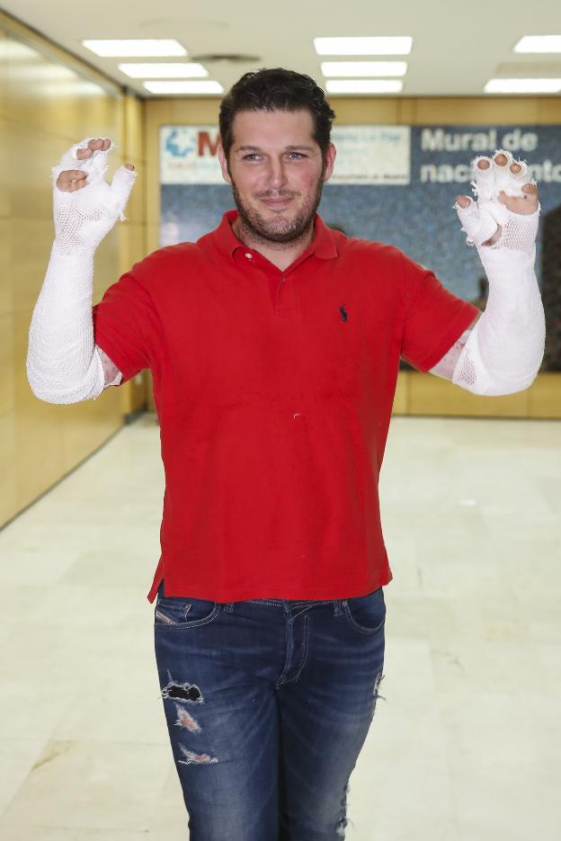 «Esto le ha dado la vuelta a mi vida», confesó Manu Tenorio a su salida del Hospital de La Paz. :: gtres
