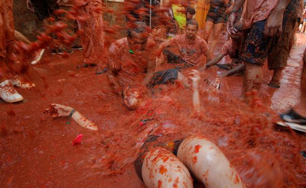 Varios participantes en la Tomatina de Buñol.
