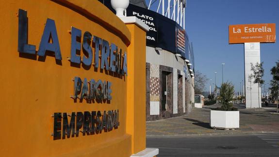 Arde una nave de carpintería en un polígono industrial La Estrella de Málaga