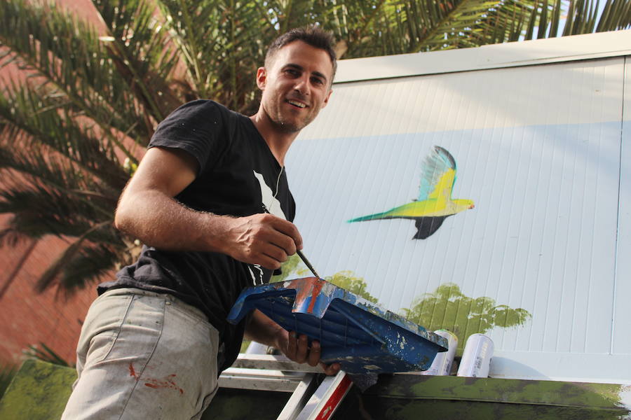 En una de las fachadas del entorno del Balneario de los Baños del Carmen, han realizaco un mural de cuartenta y cinco metros de largo y tres de alto con la panorámica del emblemático lugar malagueño. Doger ha sido el autor de la obra.