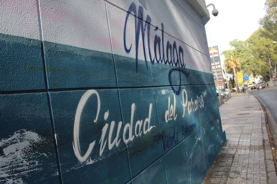 En una de las fachadas del entorno del Balneario de los Baños del Carmen, han realizaco un mural de cuartenta y cinco metros de largo y tres de alto con la panorámica del emblemático lugar malagueño. Doger ha sido el autor de la obra.