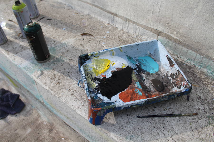 En una de las fachadas del entorno del Balneario de los Baños del Carmen, han realizaco un mural de cuartenta y cinco metros de largo y tres de alto con la panorámica del emblemático lugar malagueño. Doger ha sido el autor de la obra.