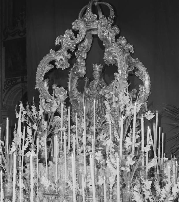 La Archicofradía de la Pasión cedió en una ocasión el frontal del trono de la Virgen del Amor Doloroso y un lateral del cajillo de su Nazareno para componer las gradas del altar de la novena.