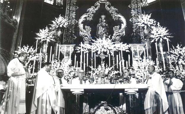 Con motivo de la celebración del quinto centenario de la llegada de la imagen de la Virgen a Málaga, las tallas de los Reyes Católicos obras de Pedro de Mena que se conservan en la Catedral se situaron junto a la Patrona en el altar de su novena. 