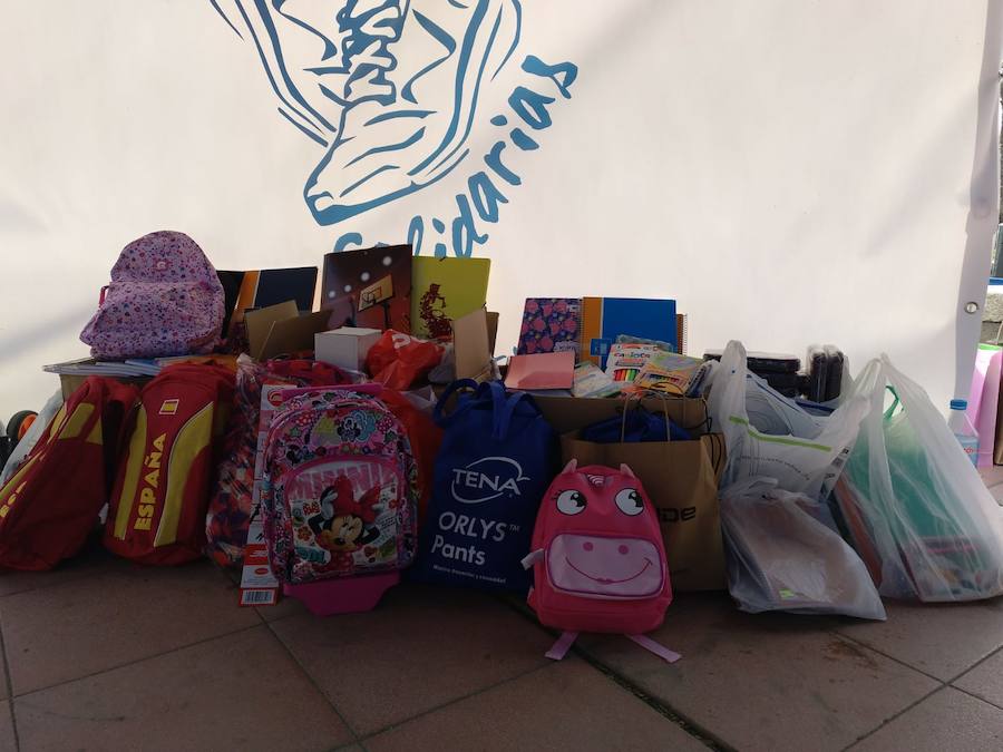 La 'II Gran Recogida de Material Escolar' ha tenido lugar en la playa de la Misericordia y ha estado organizada por la asociación 'Zapas Solidarias'