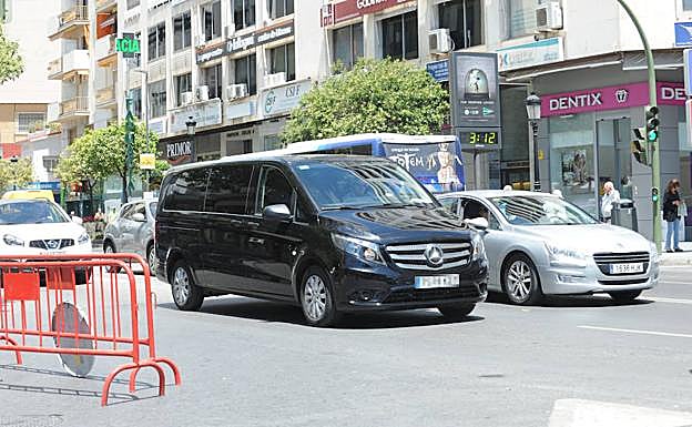 Un VTC circula por la avenida Ricardo Soriano. 
