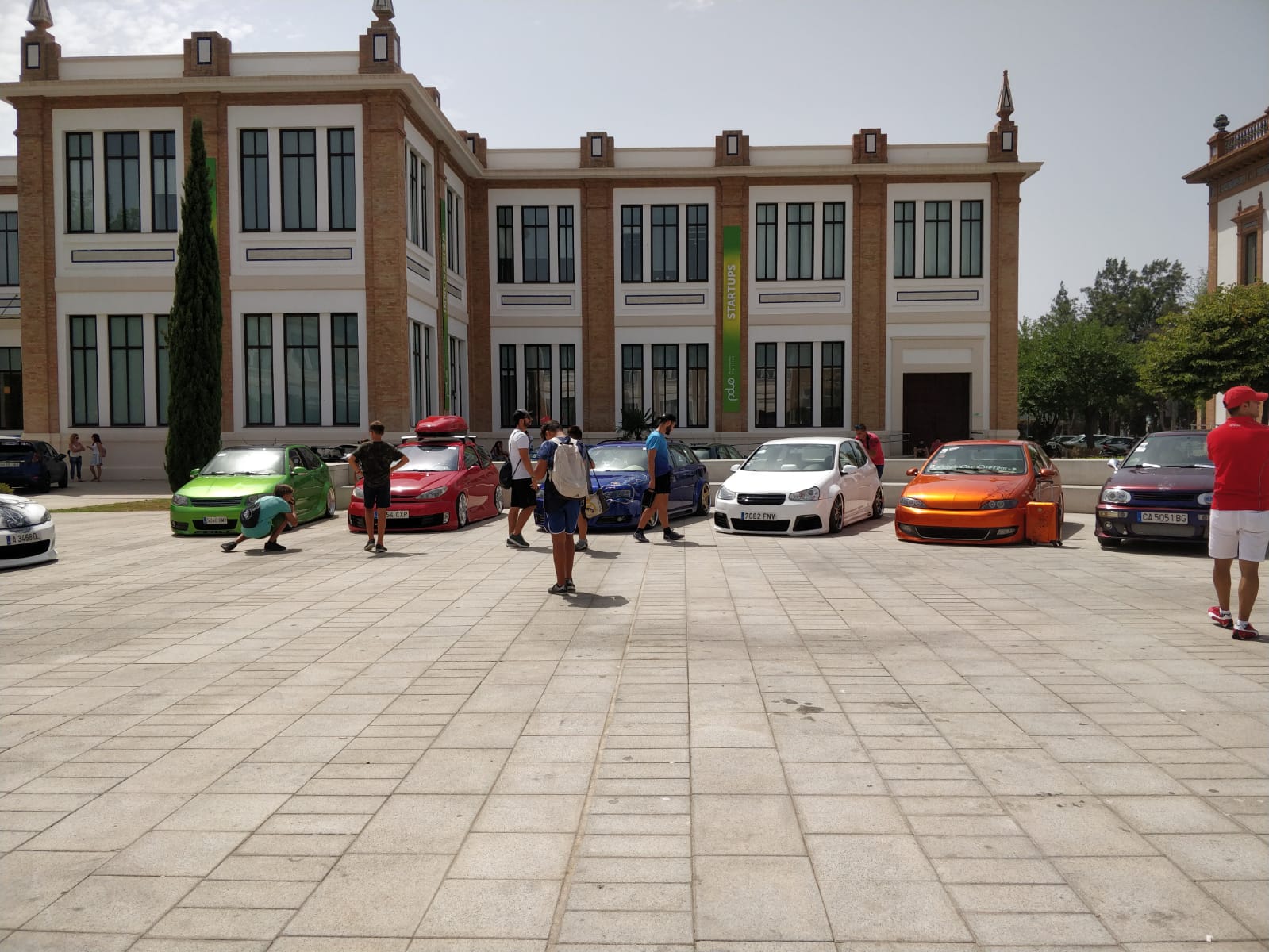 Vehículos de toda España participan en el encuentro en el Museo del Automóvil y la Moda