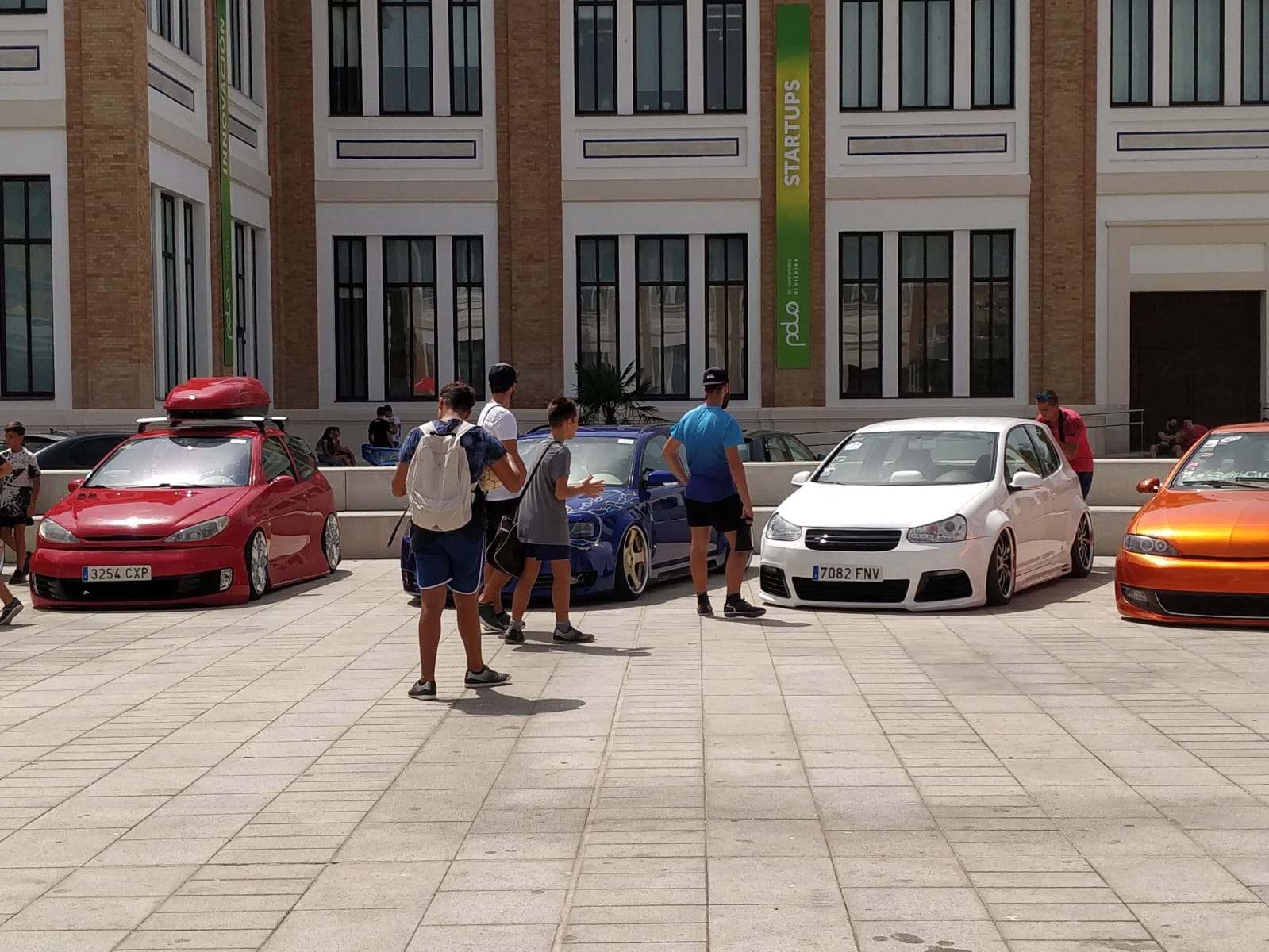 Vehículos de toda España participan en el encuentro en el Museo del Automóvil y la Moda