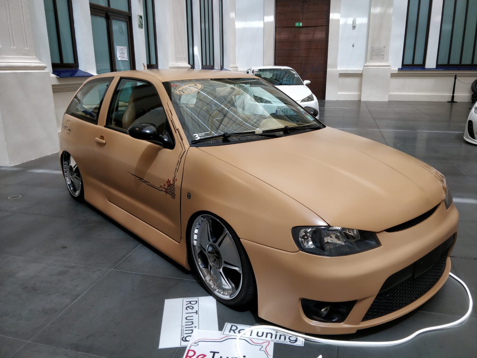 Vehículos de toda España participan en el encuentro en el Museo del Automóvil y la Moda