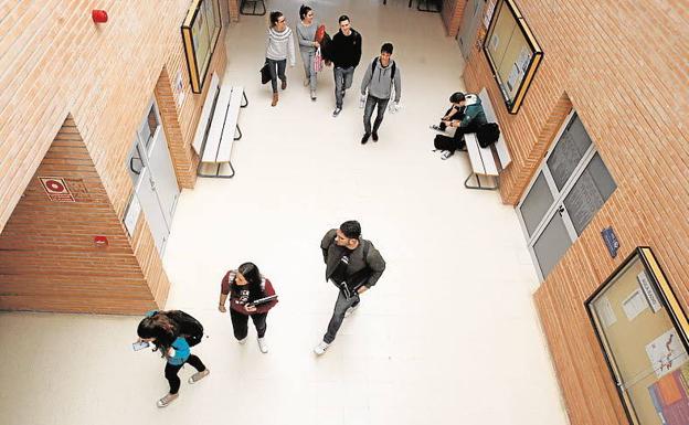 Estudiantes, en uno de los pasillos de la Facultad de Turismo. 