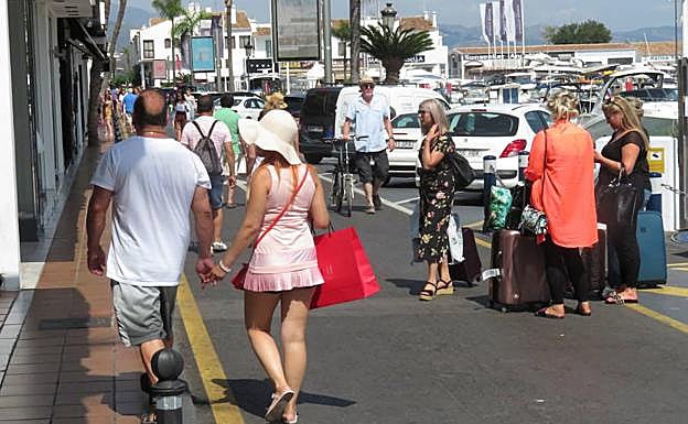 Turistas, este pasado viernes, en Puerto Banús.