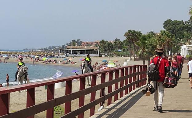 Imagen principal - Un vendedor, con bolsos. Los artículos a la venta son falsificaciones. Suelen transportar la mercancía en grandes mantas. 