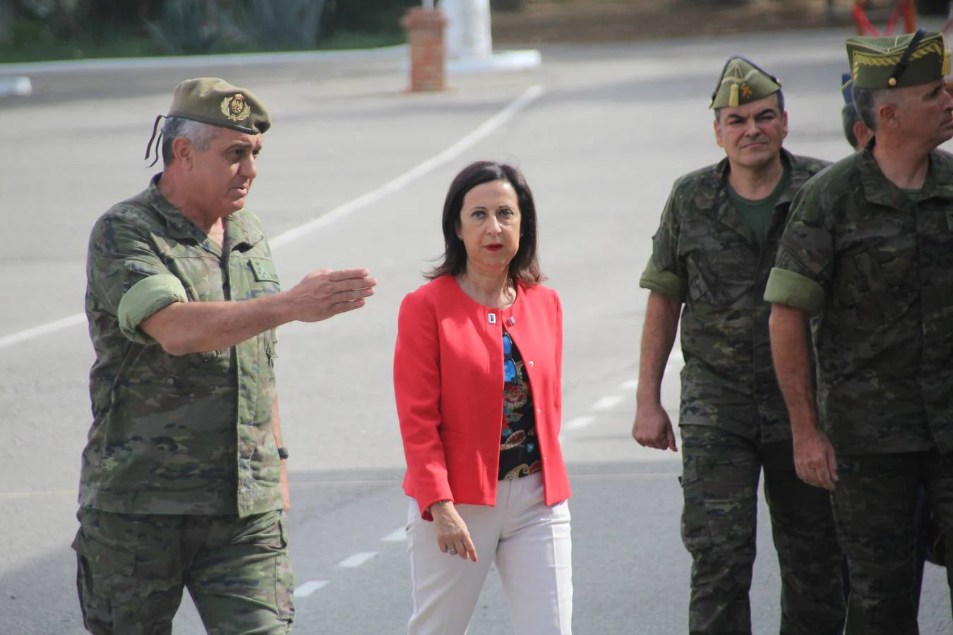 La ministra de Defensa, la socialista Margarita Robles, ha visitado al IV Tercio Alejandro Farnesio de La Legión en el Acuartelamiento de Montejaque, para conocer de primera mano el trabajo diario de este cuerpo militar. 