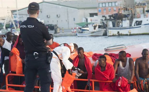 Los migrantes, a su llegada al Puerto de Málaga. 