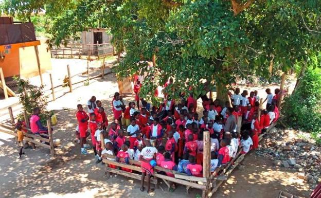 Imagen principal - El proyecto educativo atiende a 160 niños. La barca 'Chanquete', construida para pescar en el lago. Un voluntario local, trabajando en la barca 'Boquerón'.