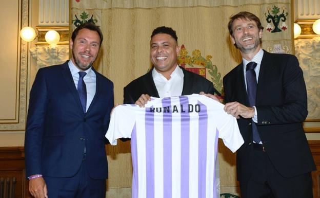 Ronaldo posa con la camiseta del Valladolid. 