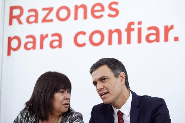 Sánchez conversa con la presidenta del PSOE, Cristina Narbona, durante la Comisión Ejecutiva Socialista celebrada ayer en la sede del partido en Ferraz. :: emilio naranjo / efe