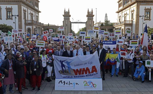 Foto de familia de los representantes de las 101 delegaciones nacionales junto a las autoridades presentes. 