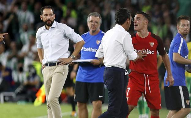 Roque Mesa protesta tras haber sido expulsado ante el Betis.