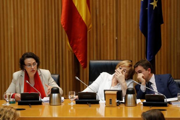 La ministra de Trabajo, Magdalena Valerio (izq.), durante su comparecencia ante la comisión de seguimiento del Pacto de Toledo. :: efe