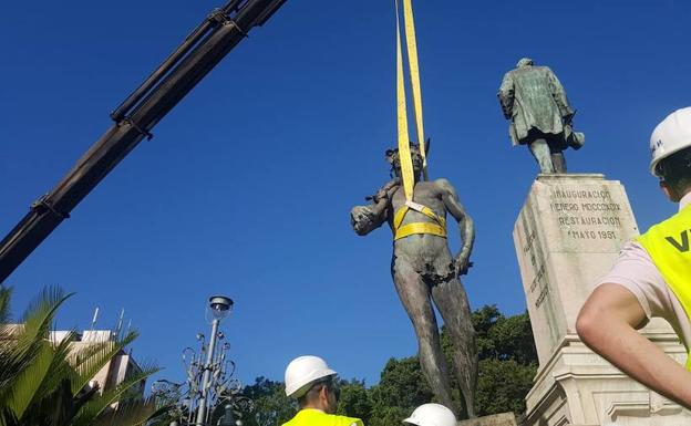 Tareas de desmontaje hoy de la escultura 'Alegoría del Trabajo'.