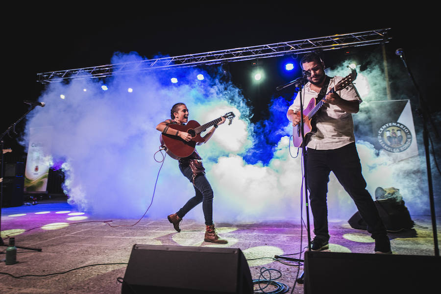Ambiente y actuaciones en el Auditorio Blas Infante en el balcón del Tajo de Ronda