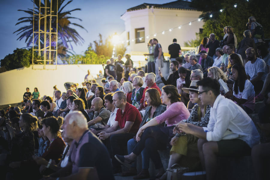 Ambiente y actuaciones en el Auditorio Blas Infante en el balcón del Tajo de Ronda