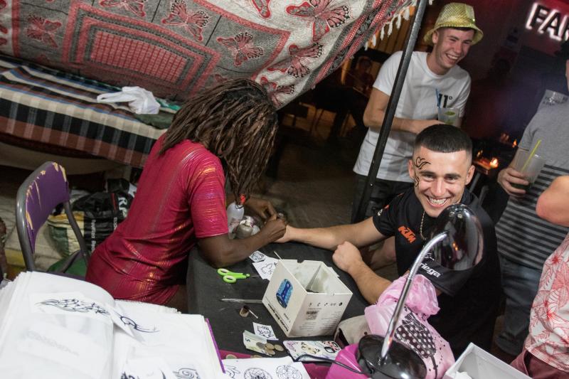 Velas, zocos o talleres dan vida al encuentro, que este viernes recibió a Niña Pastori y que el domingo echa el cierre con Triana