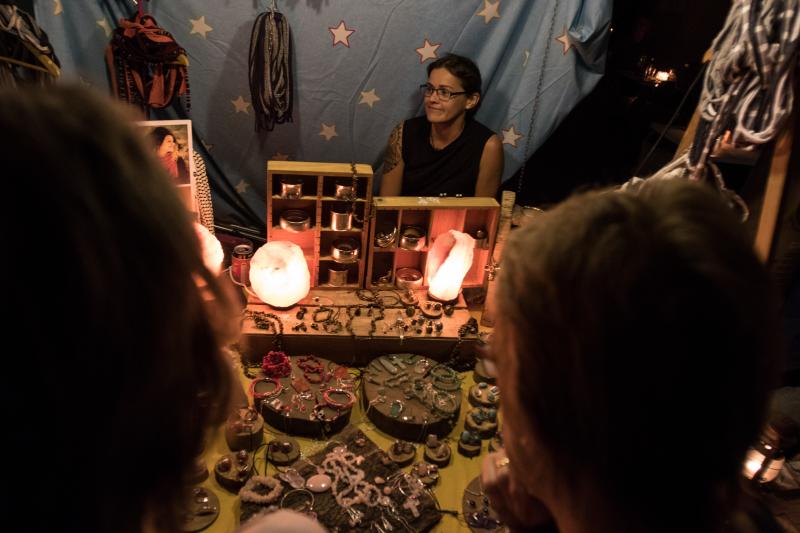 Velas, zocos o talleres dan vida al encuentro, que este viernes recibió a Niña Pastori y que el domingo echa el cierre con Triana