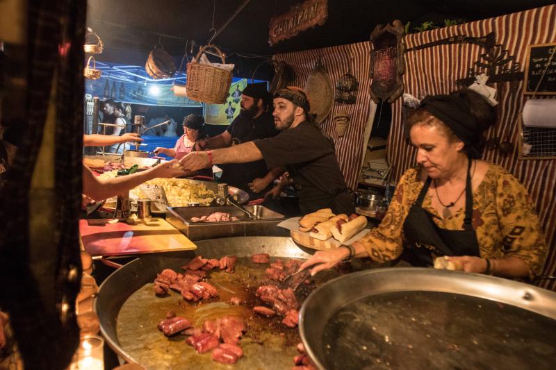 Velas, zocos o talleres dan vida al encuentro, que este viernes recibió a Niña Pastori y que el domingo echa el cierre con Triana