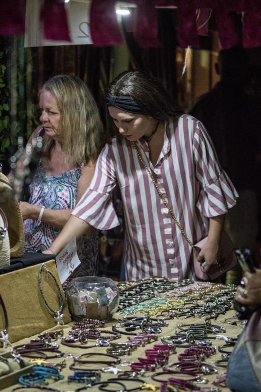 Velas, zocos o talleres dan vida al encuentro, que este viernes recibió a Niña Pastori y que el domingo echa el cierre con Triana