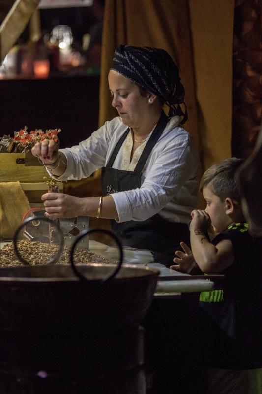 Velas, zocos o talleres dan vida al encuentro, que este viernes recibió a Niña Pastori y que el domingo echa el cierre con Triana