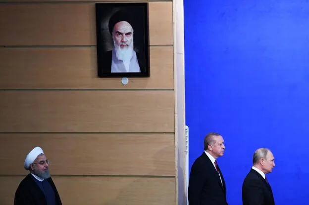 Putin y Erdogan, seguidos por Rohani, se dirigen a la sala de prensa tras concluir su reunión de ayer en Teherán. :: Kirill KUDRYAVTSEV/ afp