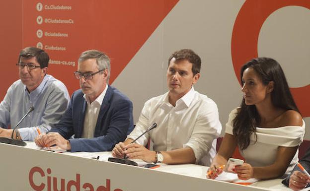 Juan Marín, José Manuel Villegas y Albert Rivera junto a miembros del comité ejecutivo nacional de Cs ayer en la reunión en Málaga. 