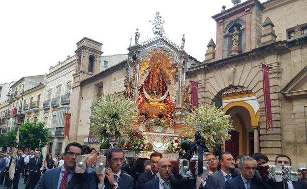 La lluvia no impide la procesión de la Patrona de Antequera, la Virgen de los Remedios
