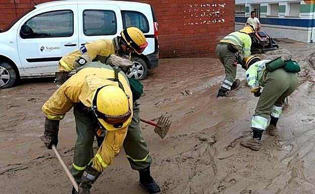 Efectivos de Infocam trabajan tras la lluvia caída en Cebolla.