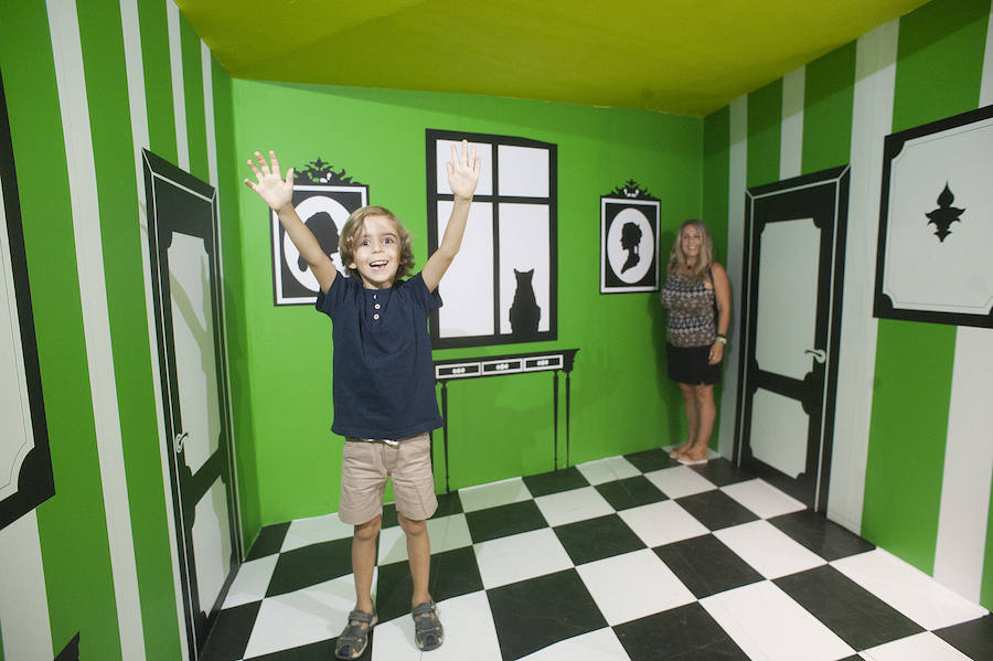 El Museo de la Imaginación se instala en el Soho de Málaga y se hace un hueco en la oferta cultural de la capital con una exhibición que mezcla ciencia y ilusionismo con un sentido lúdico