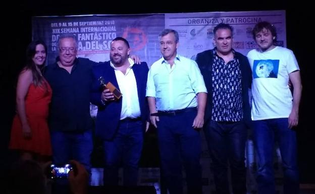 Pepón Nieto, tras recibir el premio, con el alcalde, el director del festival y otros premiados. 