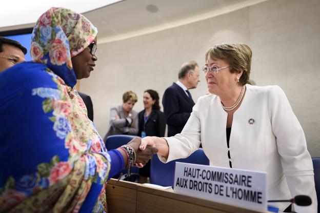 Bachelet saluda a una de las delegadas presentes en la reunión del Consejo de Derechos Humanos de Naciones Unidas. ::  Fabrice COFFRINI / afp