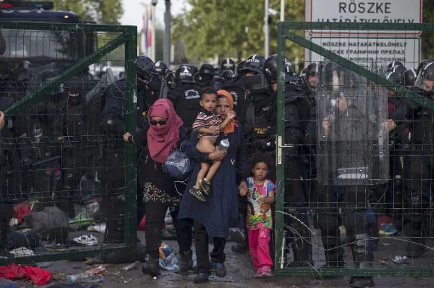 La Policía húngara devuelve a Serbia a emigrantes llegados a la frontera en una imagen de archivo. 