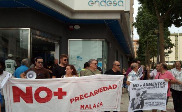 Vecinos protestan por la subida de la luz en la sede de Endesa en Málaga