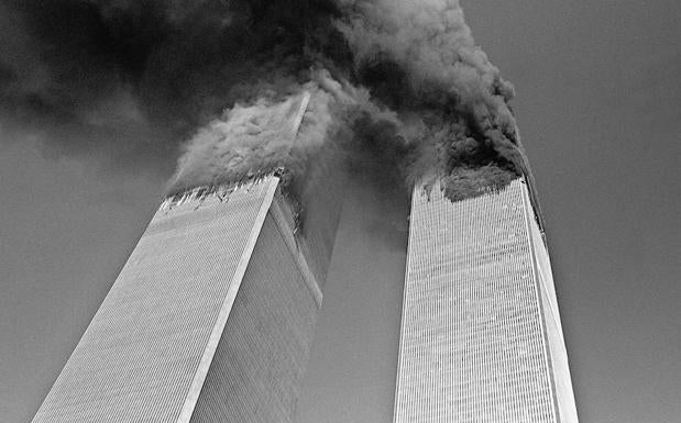 Las Torres Gemelas, envueltas en humo, poco antes de desplomarse. 