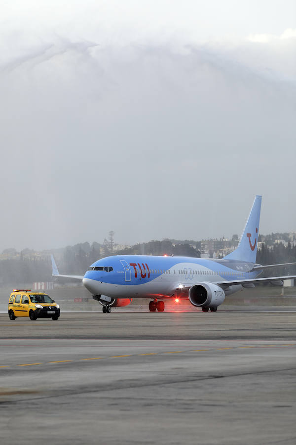 Un avión de la touroperadora TUI llevará el nombre de Costa del Sol por todo el mundo. La aeronave ha sido bautizada en el aeropuerto de Málaga.